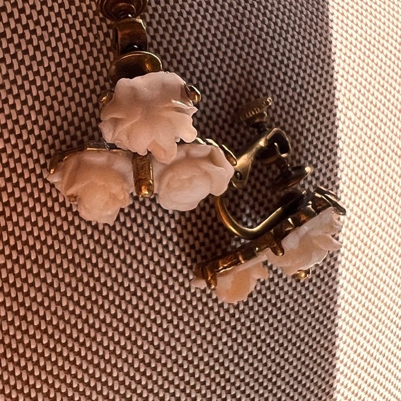Carved pronged Vintage  Rose clip on earrings  Cream ivory Gold Floral Earrings - Picture 6 of 9